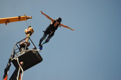 Ile kosztuje skok na bungee? Ceny i porównanie w różnych miejscach