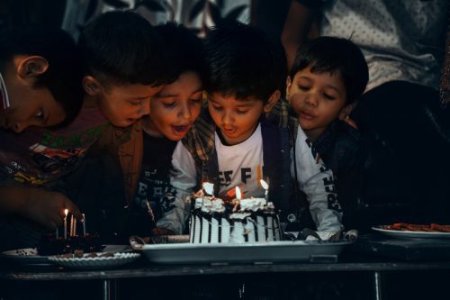 Niezapomniane urodziny dla dzieci poza domem – jak je urządzić?